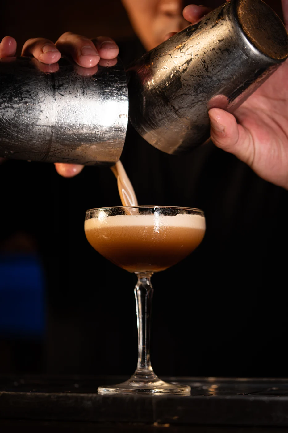 El barman preparando un cocktail